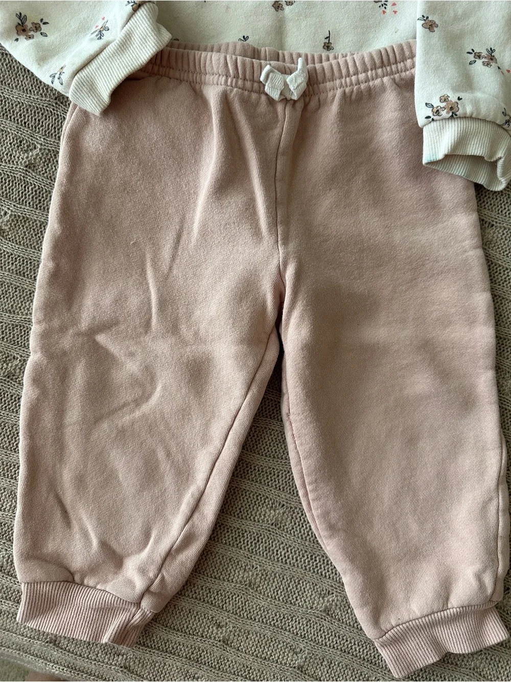 EUC Carter’s Baby Girl Outfit Set, Cream & Blush Sweatsuit, 24 Months *Imperfect